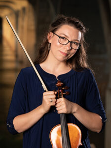 Signatue Symphony Violinist Sarah Thomas